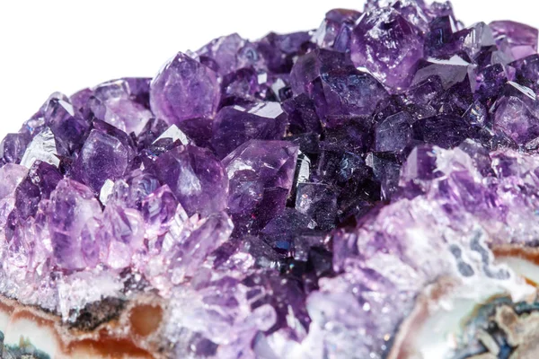 Ametist Crystal Druse Makro Mineral Beyaz Arka Plan Üzerinde Kapat — Stok fotoğraf