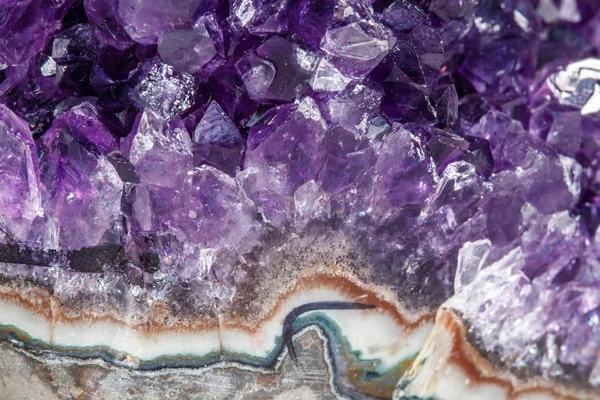 Ametist Crystal Druse Makro Mineral Beyaz Arka Plan Üzerinde Kapat — Stok fotoğraf