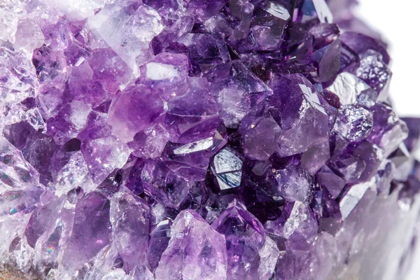 Amethyst Minerální Crystal Parkoviště Makro Bílém Pozadí Zblízka — Stock fotografie