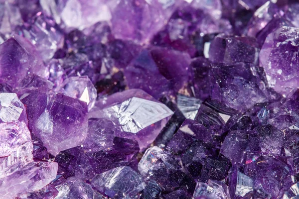 白色背景下的紫水晶晶簇宏观矿物 — 图库照片