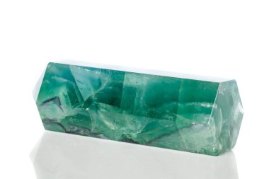 Makro mineral taş flüorit kristali siyah arka planda yakın plan