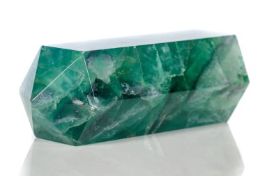 Makro mineral taş flüorit kristali siyah arka planda yakın plan