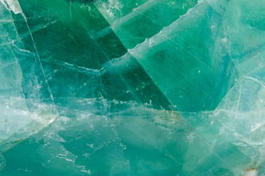 Makro mineral taş flüorit kristali siyah arka planda yakın plan