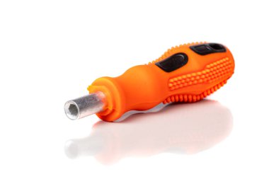 Bir dizi için bir tornavida beyaz arka plan yakın çekim üzerinde bir tornavida ile farklı ekleri