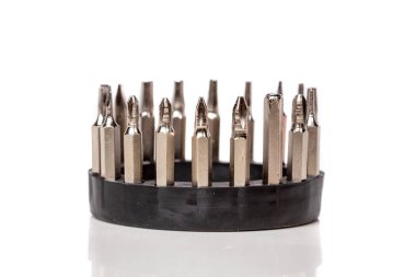 Bir dizi için bir tornavida beyaz arka plan yakın çekim üzerinde bir tornavida ile farklı ekleri