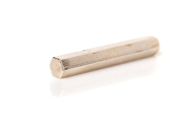 Bir dizi için bir tornavida beyaz arka plan yakın çekim üzerinde bir tornavida ile farklı ekleri