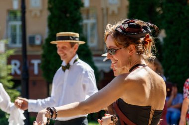 Kiev, Ukrayna - 11 Ağustos 2018: erkekler ve kadınlar sokakta dans steampunk tarzı ile yakından