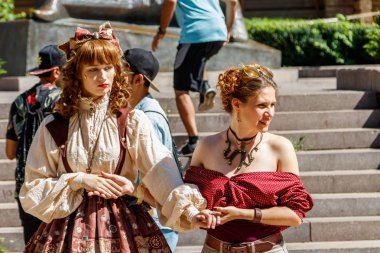 Kiev, Ukrayna - 11 Ağustos 2018: erkekler ve kadınlar sokakta dans steampunk tarzı ile yakından