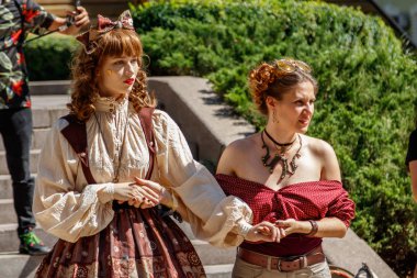 Kiev, Ukrayna - 11 Ağustos 2018: erkekler ve kadınlar sokakta dans steampunk tarzı ile yakından