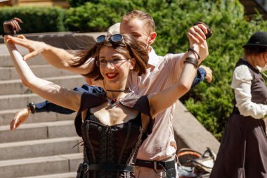Kiev, Ukrayna - 11 Ağustos 2018: erkekler ve kadınlar sokakta dans steampunk tarzı ile yakından