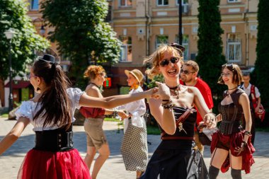 Kiev, Ukrayna - 11 Ağustos 2018: erkekler ve kadınlar sokakta dans steampunk tarzı ile yakından