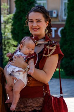 Kiev, Ukrayna - 11 Ağustos 2018: erkekler ve kadınlar sokakta dans steampunk tarzı ile yakından