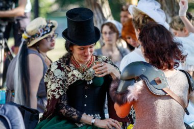 Kiev, Ukrayna - 11 Ağustos 2018: erkekler ve kadınlar sokakta dans steampunk tarzı ile yakından