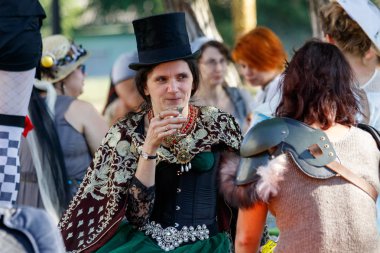 Kiev, Ukrayna - 11 Ağustos 2018: erkekler ve kadınlar sokakta dans steampunk tarzı ile yakından