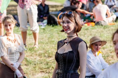 Kiev, Ukrayna - 11 Ağustos 2018: erkekler ve kadınlar sokakta dans steampunk tarzı ile yakından