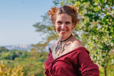 Kiev, Ukrayna - 11 Ağustos 2018: erkekler ve kadınlar sokakta dans steampunk tarzı ile yakından