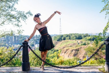 Kiev, Ukrayna - 11 Ağustos 2018: erkekler ve kadınlar sokakta dans steampunk tarzı ile yakından