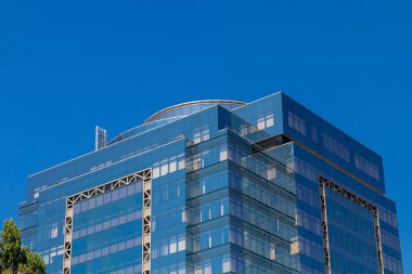 Mavi gökyüzü arka plan yakın çekim cam iş merkezi