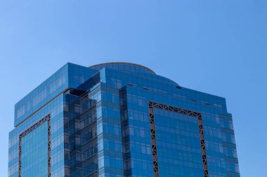 Mavi gökyüzü arka plan yakın çekim cam iş merkezi