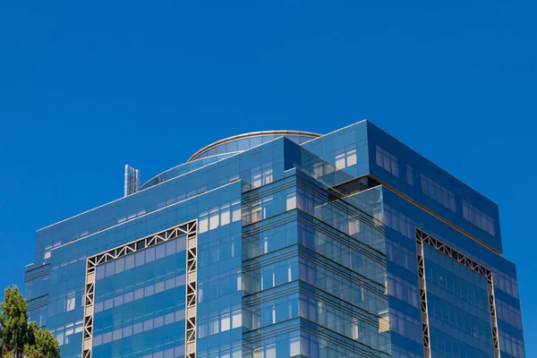 Mavi gökyüzü arka plan yakın çekim cam iş merkezi