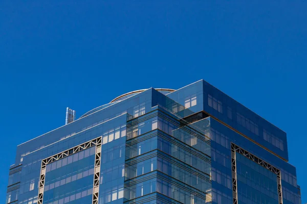 Mavi gökyüzü arka plan yakın çekim cam iş merkezi