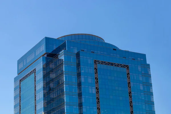 Centro Negocios Vidrio Sobre Fondo Azul Cielo Primer Plano — Foto de Stock