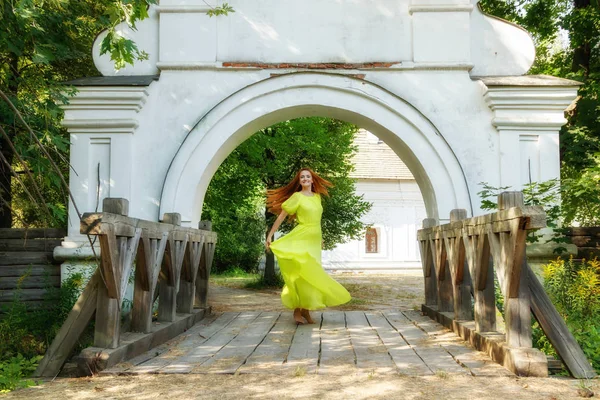 Красивая Девушка Жёлтом Платье Танцах Мосту Крупным Планом — стоковое фото