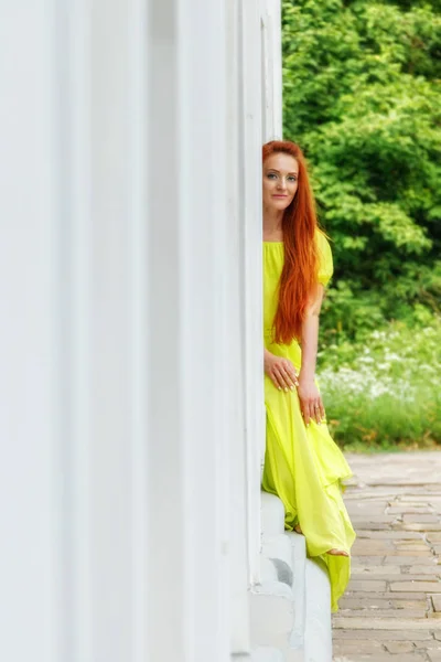 Hermosa Chica Vestido Amarillo Cerca Pared Blanca Cerca —  Fotos de Stock