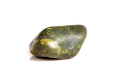 Beyaz bir arka plan üzerinde mineral taş jasper makro yakın çekim