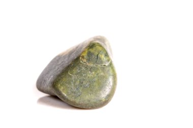 Beyaz bir arka plan üzerinde mineral taş jasper makro yakın çekim