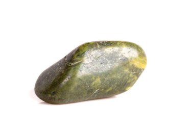 Beyaz bir arka plan üzerinde mineral taş jasper makro yakın çekim