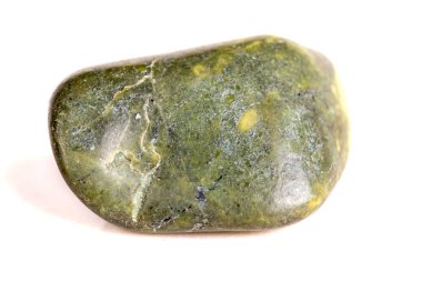 Beyaz bir arka plan üzerinde mineral taş jasper makro yakın çekim