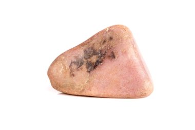 Beyaz bir arka plan üzerinde mineral taş pembe kuvars makro yakın çekim