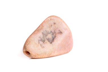 Beyaz bir arka plan üzerinde mineral taş pembe kuvars makro yakın çekim