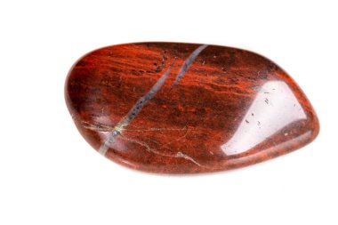 Beyaz bir arka plan üzerinde mineral taş jasper makro yakın çekim