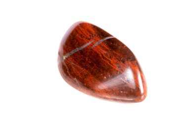 Beyaz bir arka plan üzerinde mineral taş jasper makro yakın çekim