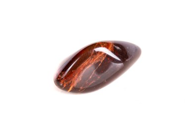Beyaz bir arka plan üzerinde mineral taş jasper makro yakın çekim