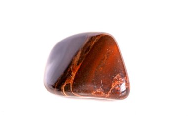 Beyaz bir arka plan üzerinde mineral taş jasper makro yakın çekim