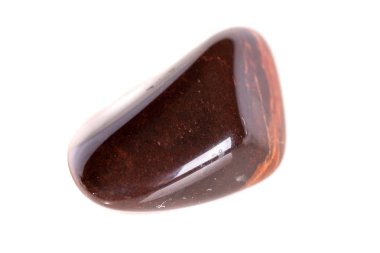 Beyaz bir arka plan üzerinde mineral taş jasper makro yakın çekim