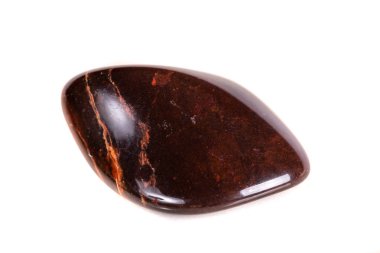 Beyaz bir arka plan üzerinde mineral taş jasper makro yakın çekim