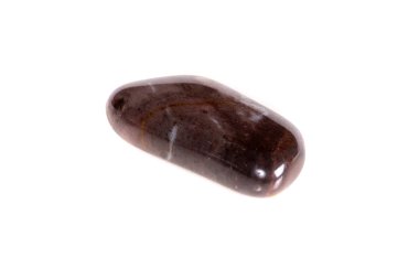 Beyaz bir arka plan üzerinde mineral taş jasper makro yakın çekim