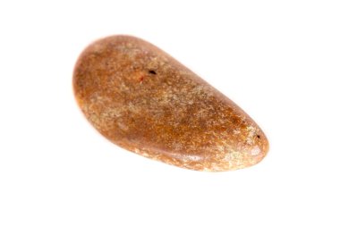 Beyaz bir arka plan üzerinde mineral taş jasper makro yakın çekim