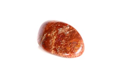 Beyaz bir arka plan üzerinde mineral taş jasper makro yakın çekim
