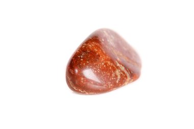 Beyaz bir arka plan üzerinde mineral taş jasper makro yakın çekim