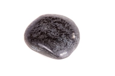 Beyaz bir arka plan üzerinde mineral taş linyit makro yakın çekim