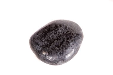 Beyaz bir arka plan üzerinde mineral taş linyit makro yakın çekim