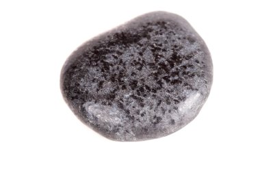 Beyaz bir arka plan üzerinde mineral taş linyit makro yakın çekim