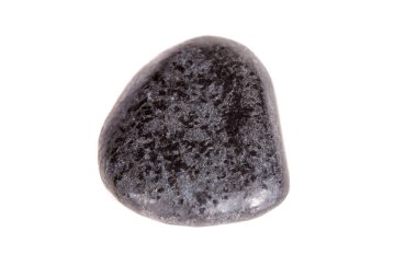 Beyaz bir arka plan üzerinde mineral taş linyit makro yakın çekim