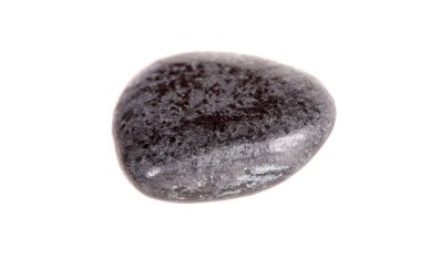 Beyaz bir arka plan üzerinde makro mineral taş linyit