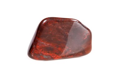 Beyaz bir arka plan üzerinde mineral taş jasper makro yakın çekim